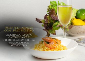 Prato de risoto de camarão com limão siciliano acompanhado de salada e uma taça de vinho branco